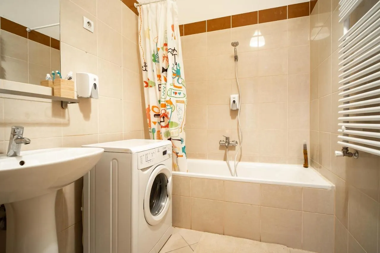 Central Apartment At Gozsdu Court, 60 Sqm, 2 Rooms With 2 Ac, Elevators, Kitchen Budapest